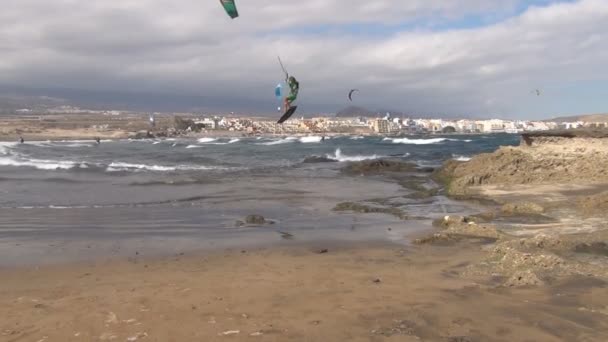Кайтсерфингисты на пляже Ла Гомера — стоковое видео