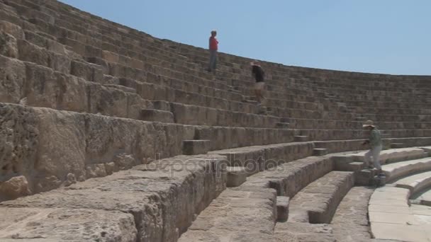 Touristen spazieren in der antiken griechischen Stadt — Stockvideo