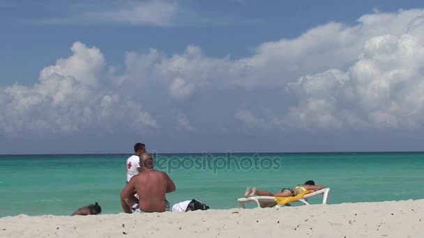 Urlopowicze na plaży Varadero — Wideo stockowe
