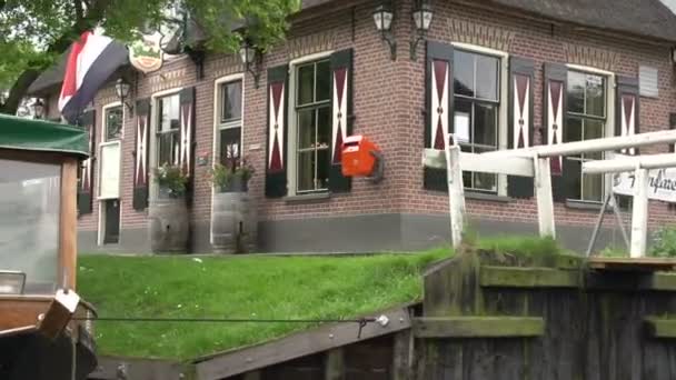 Záběry Lodí Turisty Kanálu Destinaci Giethoorn — Stock video