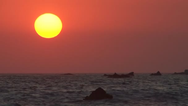 Ηλιοβασίλεμα στη θάλασσα της Κύπρου — Αρχείο Βίντεο