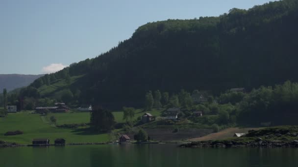 Noruega lago casas — Vídeo de stock