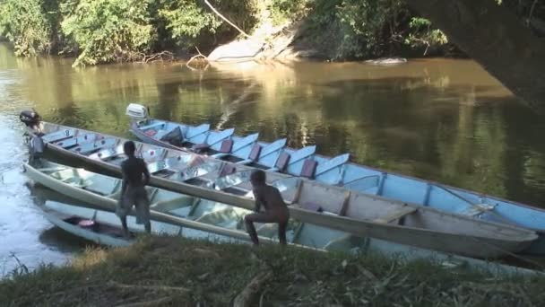 Barn som leker på Grand Rio river — Stockvideo