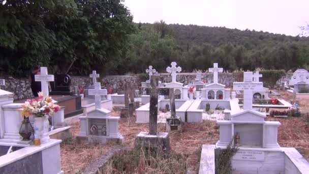 Personas y tumbonas en la playa de Porto Katsiki en Lefkada, Grecia — Vídeo de stock