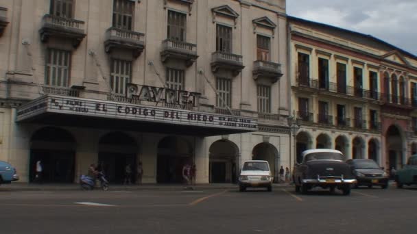 Cine Payret y coches clásicos típicos — Vídeos de Stock