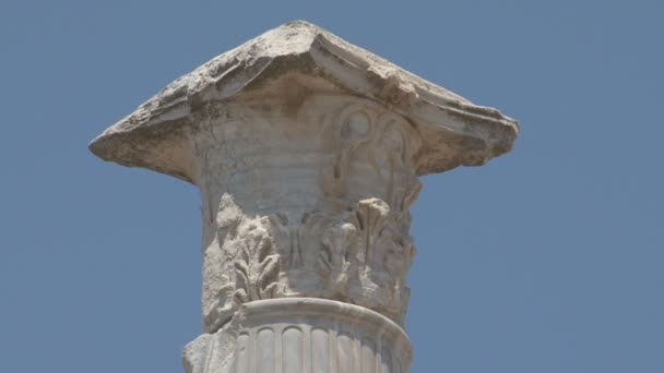 Antik Yunan şehirde yürüyüş turist — Stok video