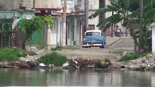 Старый автомобиль в Сьенфуэгосе, Куба — стоковое видео