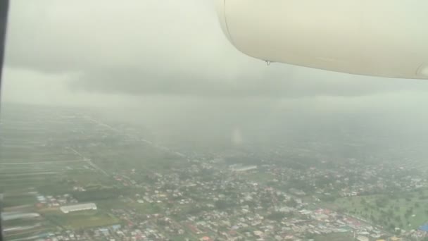 Vliegtuig zit over Paramaribo — Stockvideo