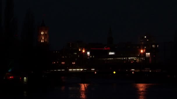 Torre dell'orologio al fiume Sprea di notte — Video Stock