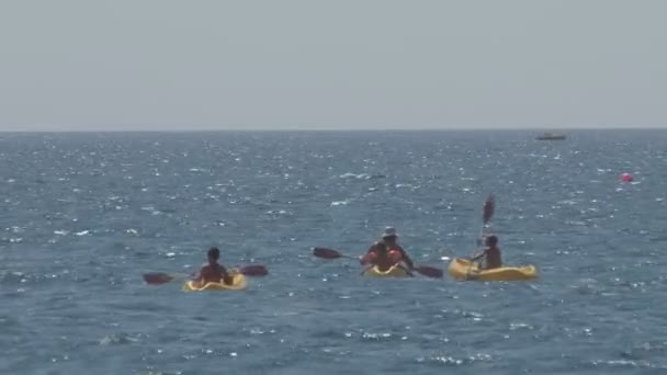 在海面上划独木舟的人 — 图库视频影像