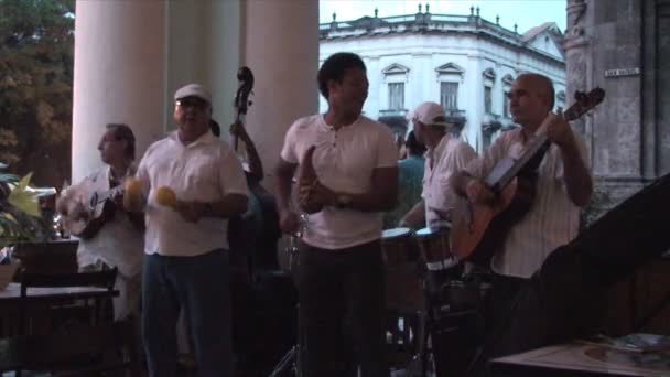 Musiker spielen Konzert auf der Terrasse — Stockvideo