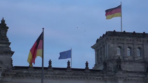 Berlín Banderas Edificio Del Reichstag Cámara Lenta — Vídeo de stock