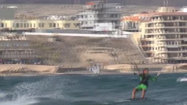 Kitesurfistas en la playa de La Gomera — Vídeos de Stock