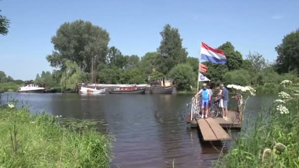 Beelden Van Oud Hollandse Ferry Met Fietsen Aan Boord Kanaal — Stockvideo