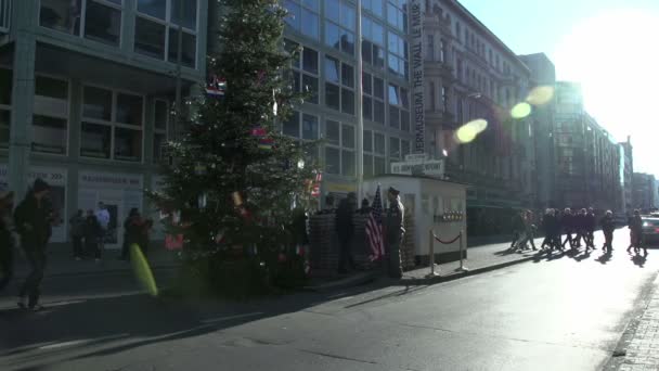 Berlin, Checkpoint Charlie – stockvideo