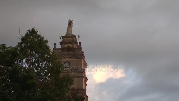 Estatua de Jesús en torre de iglesia — Vídeo de stock