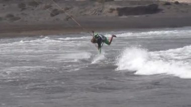 La Gomera plajda kitesurfers