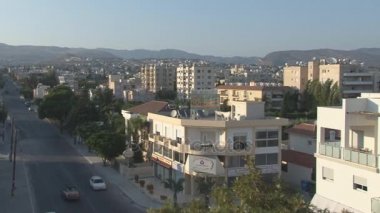 Şehre ve dağlara bak