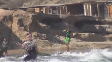 La Gomera plajda kitesurfers