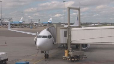 Uçak kanadı ile bulutlar gökyüzünde