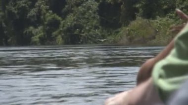 Surinam, tekne ile Palumeu Gölü görüntüleri.