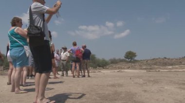 Antik Yunan şehirde yürüyüş turist 