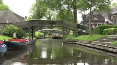 Giethoorn kanalda turist ile teknelerin görüntüleri