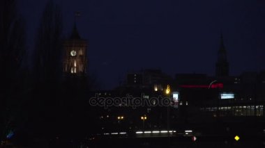Spree Nehri gece, saat kulesi