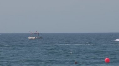 waverunners ve tekne denizde yüzen