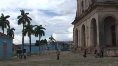 Uçurtmayla Plaza'da oynayan çocuklar