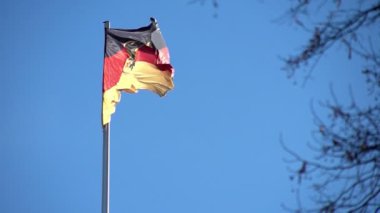 Alman bayrağı sallıyor.