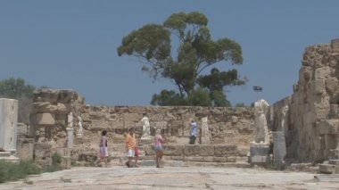 Antik Yunan şehirde yürüyüş turist 