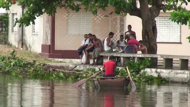 Cienfuegos Harber Människor Nära Vattnet — Stockvideo