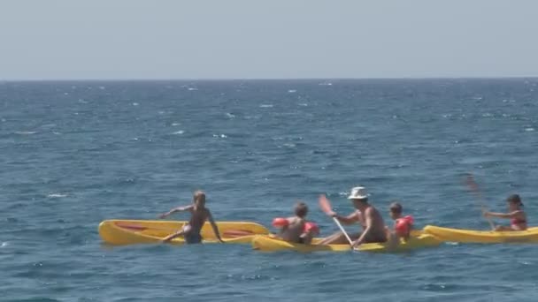 Люди каное на море — стокове відео