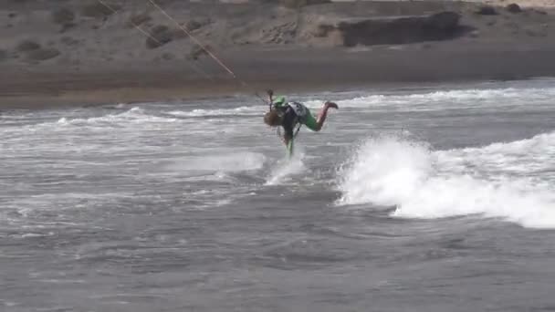 Kitesurfistas en la playa de La Gomera — Vídeo de stock