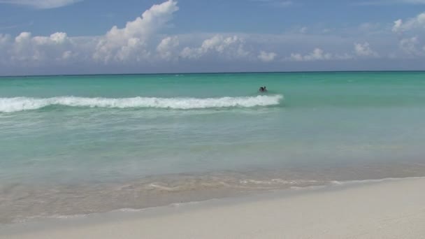 Urlauber am Strand von Varadero — Stockvideo
