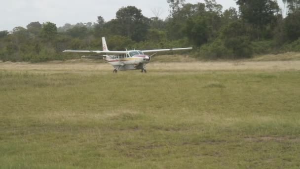 Avión despegando en Paramaribo — Vídeos de Stock