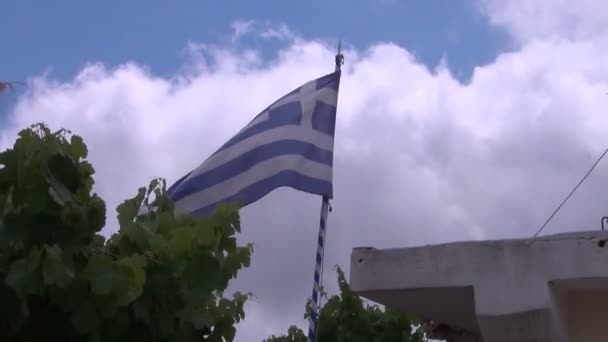 Πλάνα Από Κυματιστή Σημαία Ελλάδα Στο Blue Sky — Αρχείο Βίντεο