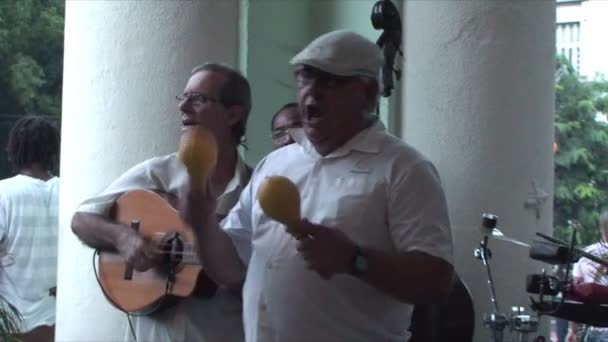 Musicisti di salsa che suonano in terrazza — Video Stock