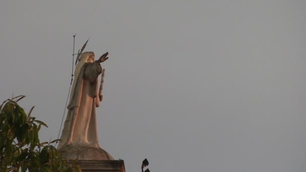 在教堂的塔楼上的耶稣雕像 — 图库视频影像