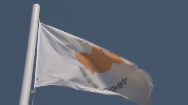 Aufnahmen Der Zyprischen Flagge Blauen Himmel — Stockvideo