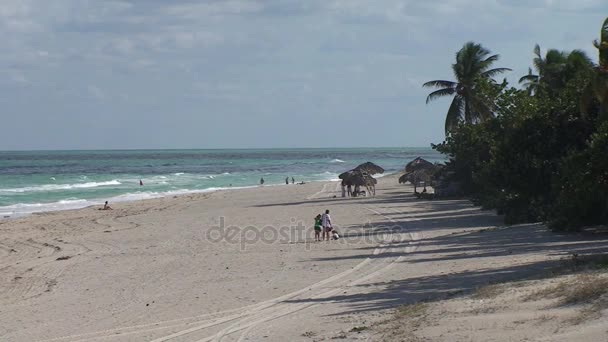 Urlauber am Strand von Varadero — Stockvideo