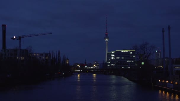 Berlin TV-torn på natten — Stockvideo