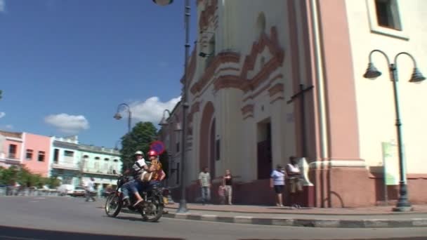 Вид на вулицю з церквою La Merced — стокове відео