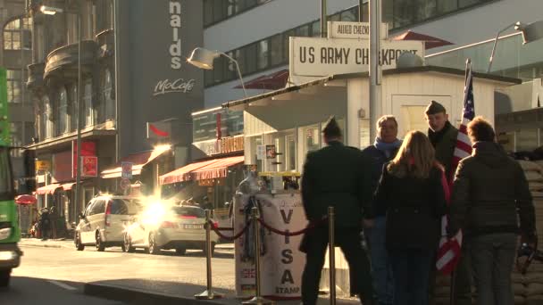 Berlijn, Checkpoint Charlie — Stockvideo