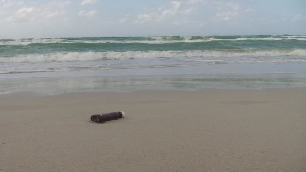 Послання у пляшці на морі — стокове відео