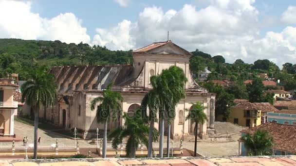 Vista general de la Trinidad con montañas — Vídeos de Stock