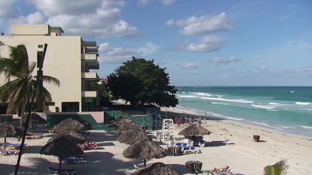 Відпочиваючі на пляжі Варадеро — стокове відео