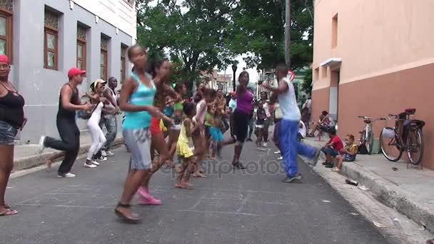 Bailarines de salsa bailando salsa — Vídeo de stock