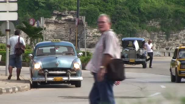 Havana'nın sokaklarında trafik — Stok video